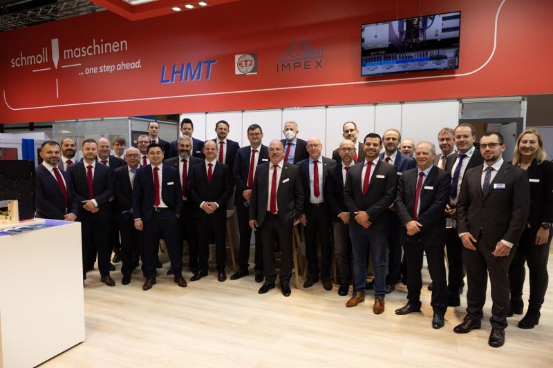 Gruppenbild Productronica 2021 am Messestand